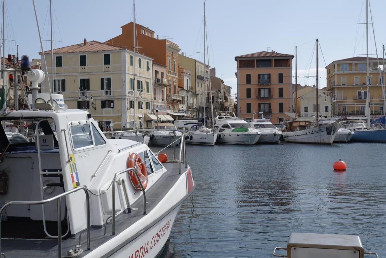 A Punta Tegge Il Mare La Spiaggia Il Tramonto Villa La Maddalena  Eksteriør billede